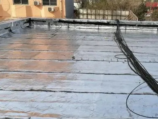 临沧卫生间漏水维修公司分享下临沧屋面楼顶防水刚性防水层施工要点。